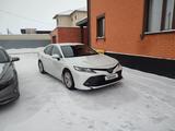 Toyota Camry 2018 года за 13 100 000 тг. в Караганда – фото 2