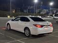 Toyota Camry 2017 года за 7 800 000 тг. в Актобе – фото 2