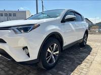 Toyota RAV4 2018 года за 10 000 000 тг. в Атырау