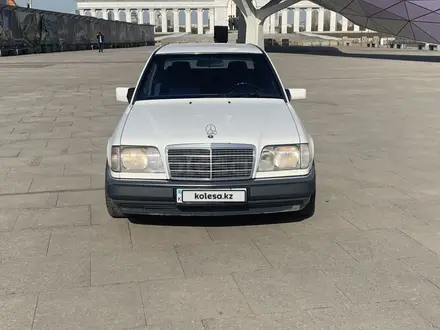 Mercedes-Benz E 220 1993 года за 1 750 000 тг. в Астана