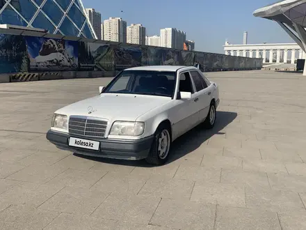 Mercedes-Benz E 220 1993 года за 1 750 000 тг. в Астана – фото 2
