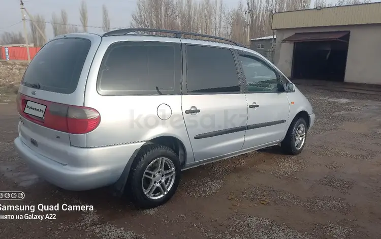 Volkswagen Sharan 1998 годаүшін2 300 000 тг. в Тараз