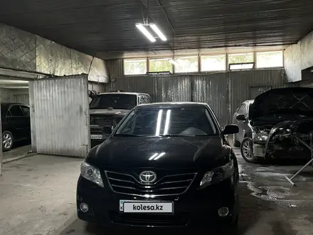 Toyota Camry 2010 года за 6 800 000 тг. в Актобе – фото 2