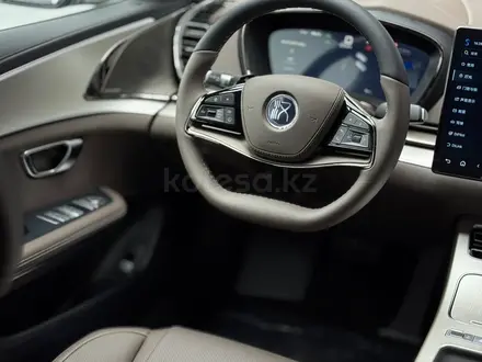 BYD Han Flagship EV 2026 года за 15 900 000 тг. в Алматы – фото 17