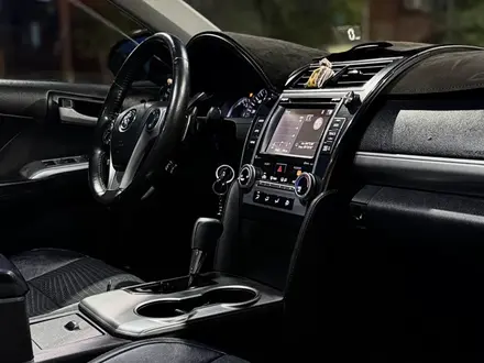 Toyota Camry 2014 года за 6 200 000 тг. в Атырау – фото 27