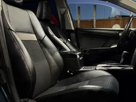 Toyota Camry 2014 года за 6 200 000 тг. в Атырау – фото 28