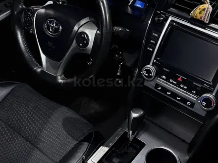 Toyota Camry 2014 года за 6 200 000 тг. в Атырау – фото 30