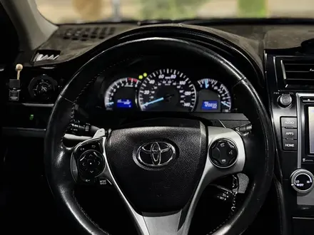 Toyota Camry 2014 года за 6 200 000 тг. в Атырау – фото 31
