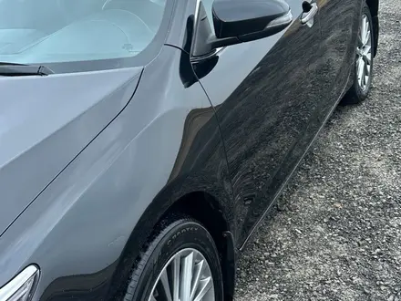 Toyota Camry 2017 года за 10 000 000 тг. в Атырау – фото 2