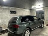 Volkswagen Touareg 2005 года за 6 800 000 тг. в Шымкент – фото 3