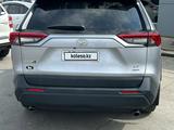 Toyota RAV4 2020 года за 12 600 000 тг. в Атырау – фото 4
