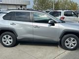 Toyota RAV4 2020 года за 12 600 000 тг. в Атырау – фото 2