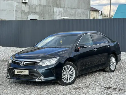 Toyota Camry 2015 года за 11 750 000 тг. в Актобе