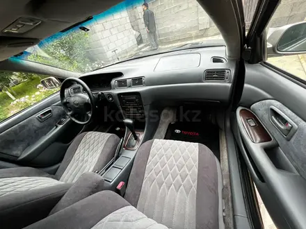 Toyota Camry 1998 года за 3 300 000 тг. в Алматы – фото 19