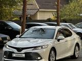 Toyota Camry 2020 года за 15 300 000 тг. в Алматы – фото 3