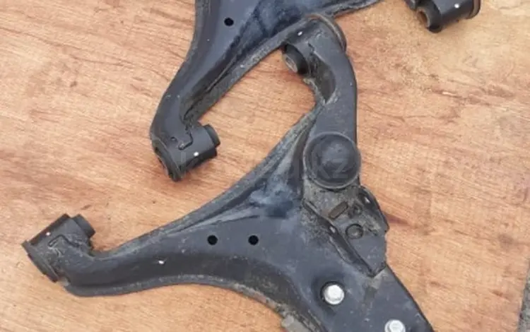 Нижние рычаги на mitsubishi pajero 3 за 20 000 тг. в Алматы