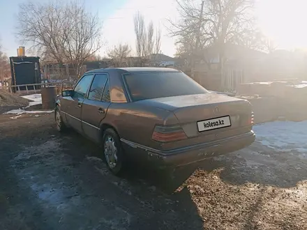 Mercedes-Benz E 230 1992 года за 900 000 тг. в Теренозек – фото 2