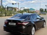 Toyota Camry 2019 года за 13 900 000 тг. в Актобе – фото 3