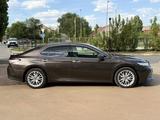 Toyota Camry 2019 года за 13 900 000 тг. в Актобе – фото 2
