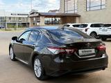 Toyota Camry 2019 года за 13 900 000 тг. в Актобе – фото 5