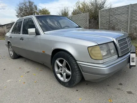 Mercedes-Benz E 200 1993 года за 1 400 000 тг. в Тараз – фото 2