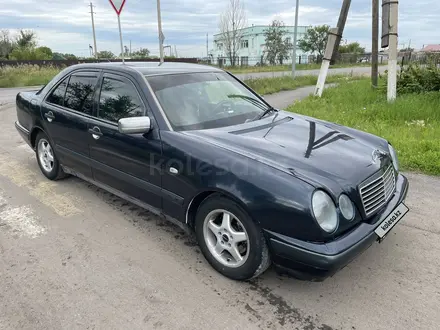 Mercedes-Benz E 200 1997 года за 2 700 000 тг. в Макинск – фото 2