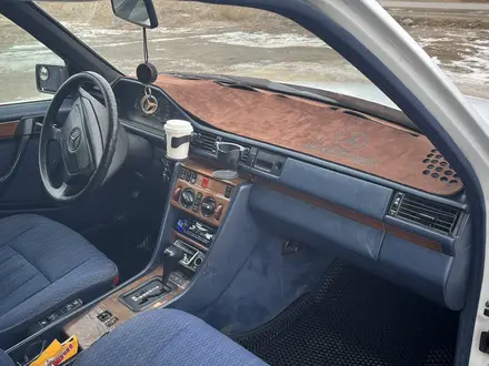 Mercedes-Benz E 280 1991 года за 2 000 000 тг. в Атырау – фото 7