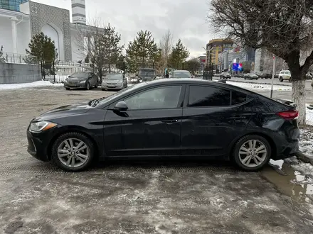 Hyundai Elantra 2018 года за 6 850 000 тг. в Уральск – фото 2