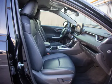 Toyota RAV4 Luxe+ 2023 года за 18 490 000 тг. в Алматы – фото 15