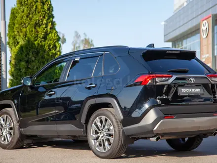Toyota RAV4 Luxe+ 2023 года за 18 490 000 тг. в Алматы – фото 4