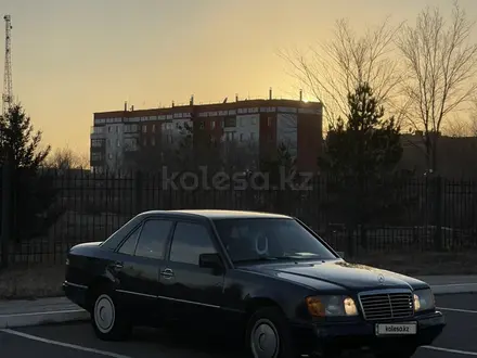 Mercedes-Benz E 220 1993 года за 1 500 000 тг. в Караганда