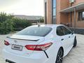 Toyota Camry 2018 года за 7 400 000 тг. в Жанаозен – фото 10