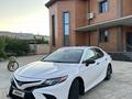 Toyota Camry 2018 года за 7 400 000 тг. в Жанаозен – фото 8