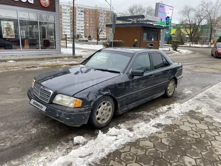 Mercedes-Benz C 180 1994 года за 850 000 тг. в Уральск – фото 2