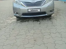 Toyota Sienna, 2011
