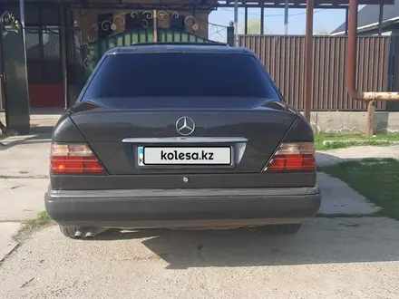 Mercedes-Benz E 260 1990 года за 2 200 000 тг. в Жетысай – фото 4