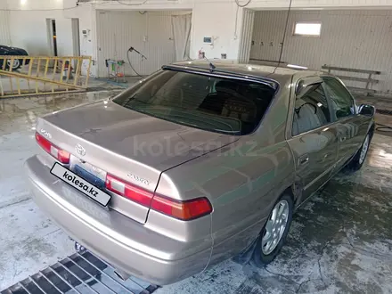 Toyota Camry 2000 года за 4 000 000 тг. в Атырау – фото 3