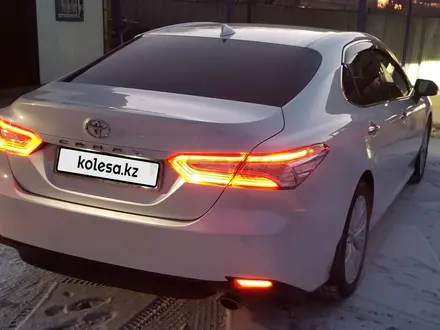 Toyota Camry 2019 года за 13 600 000 тг. в Атырау – фото 4