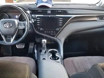 Toyota Camry 2019 года за 13 600 000 тг. в Атырау – фото 6