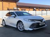 Toyota Camry 2019 года за 13 600 000 тг. в Атырау