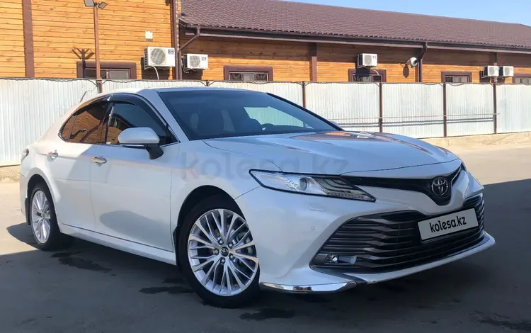 Toyota Camry 2019 года за 13 600 000 тг. в Атырау