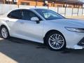 Toyota Camry 2019 года за 13 600 000 тг. в Атырау – фото 2