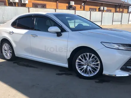 Toyota Camry 2019 года за 13 600 000 тг. в Атырау – фото 2