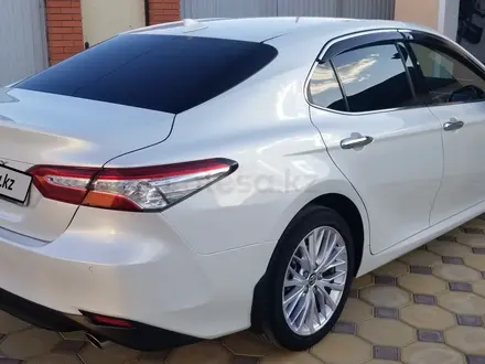 Toyota Camry 2019 года за 13 600 000 тг. в Атырау – фото 3