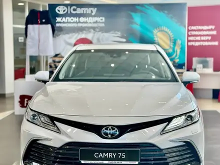Toyota Camry 2023 года за 21 500 000 тг. в Лисаковск – фото 2