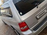 Kia Carnival 2005 года за 3 200 000 тг. в Шымкент – фото 3