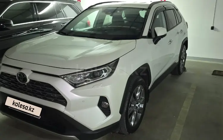 Toyota RAV4 2019 года за 16 900 000 тг. в Алматы