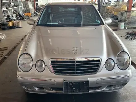 Бампер Mercedes Benz W210 рестайлинг (с омывателем без омывателя фар) за 180 000 тг. в Шымкент