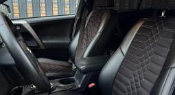 Toyota RAV4 2018 года за 11 700 000 тг. в Уральск – фото 3