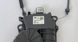 Доводчик дверного замка на Range Rover 405 494 2013-2018 за 39 990 тг. в Алматы